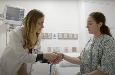 Кодирование Аквилонг в Саках Врач держит пациентку за руку