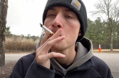 Лечение зависимости от табакокурения в Саках Мужчина с сигаретой делает затяжку