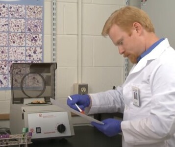 Клиника лечения наркозависимости в Саках Врач в кабинете клиники