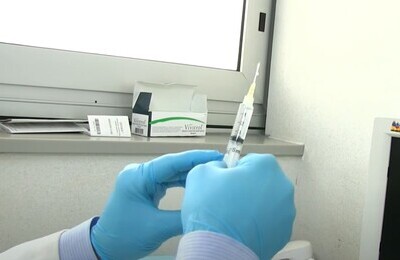 Проведение кодирования Вивитролом в Саках Шприц с Вивитролом в руках у врача